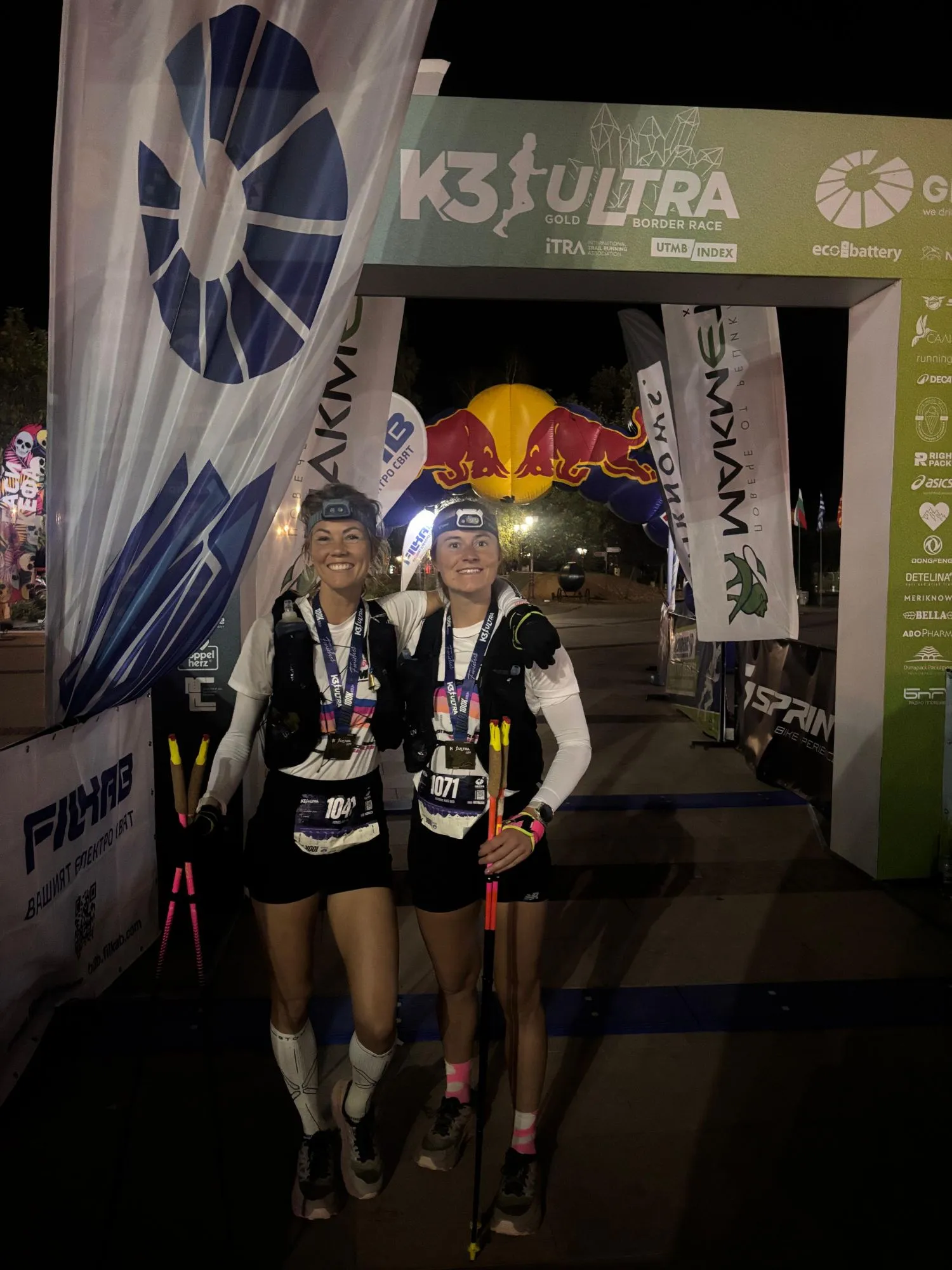 Roos en een vriendin bij de finish van de 100 km K3 Ultra in Bulgarije